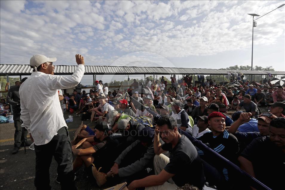 Honduran migrants are still waiting on the bridge to enter Mexico