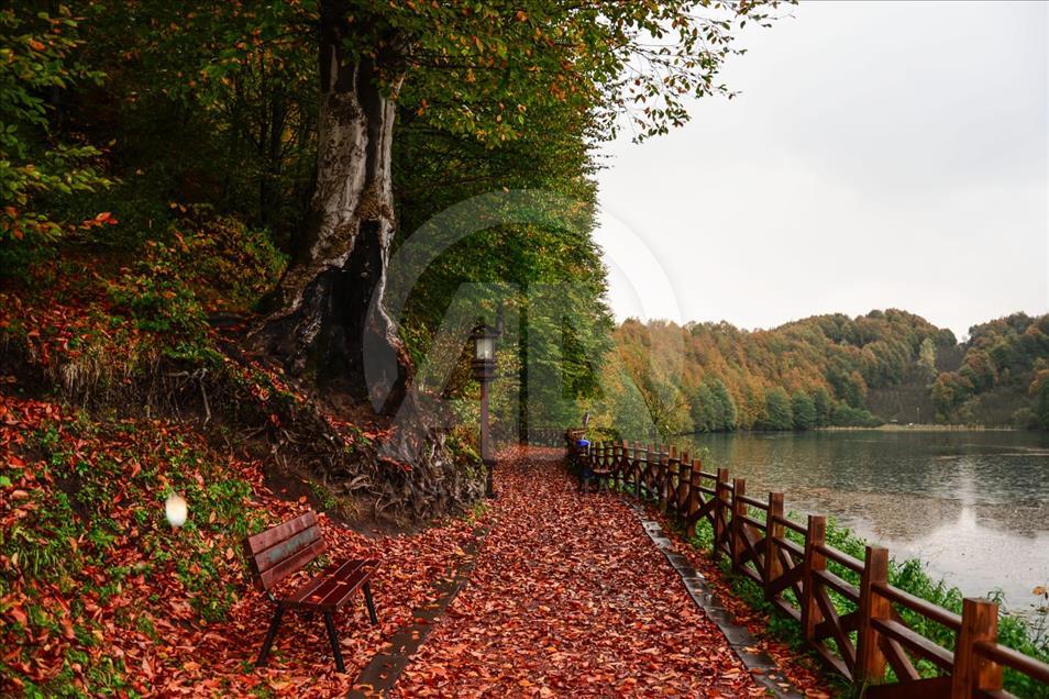 El lago turco Oulu Gul se transforma en el otoño