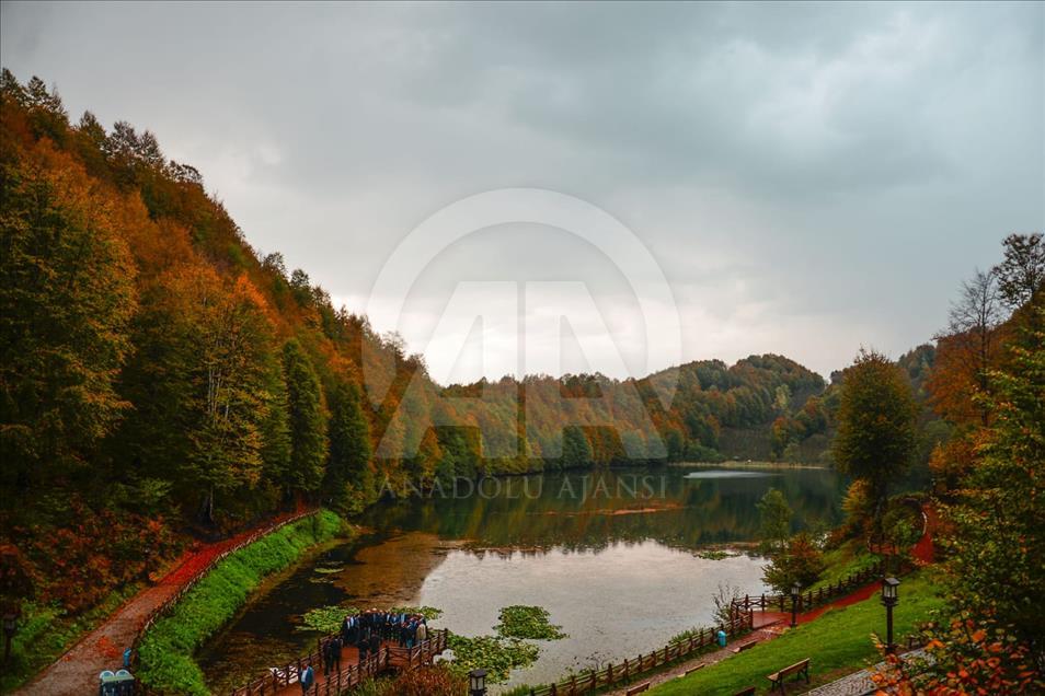 El lago turco Oulu Gul se transforma en el otoño