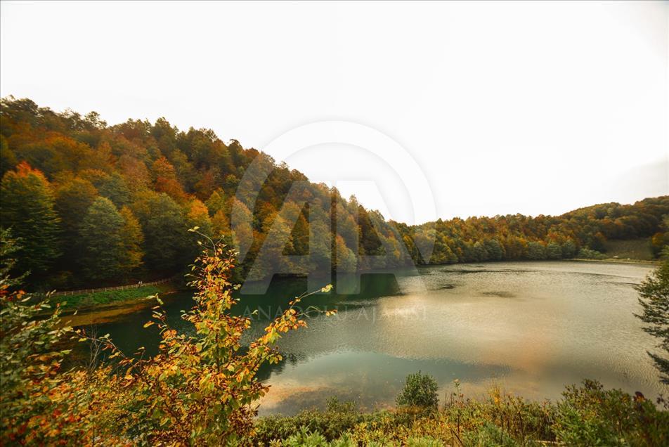 El lago turco Oulu Gul se transforma en el otoño