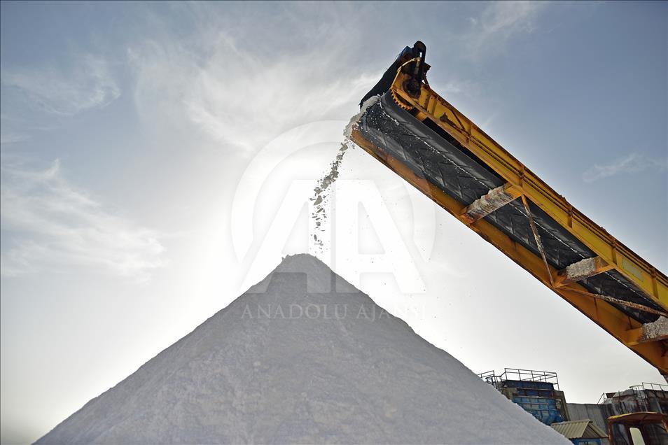 Producción de sal en lago de Turquía 