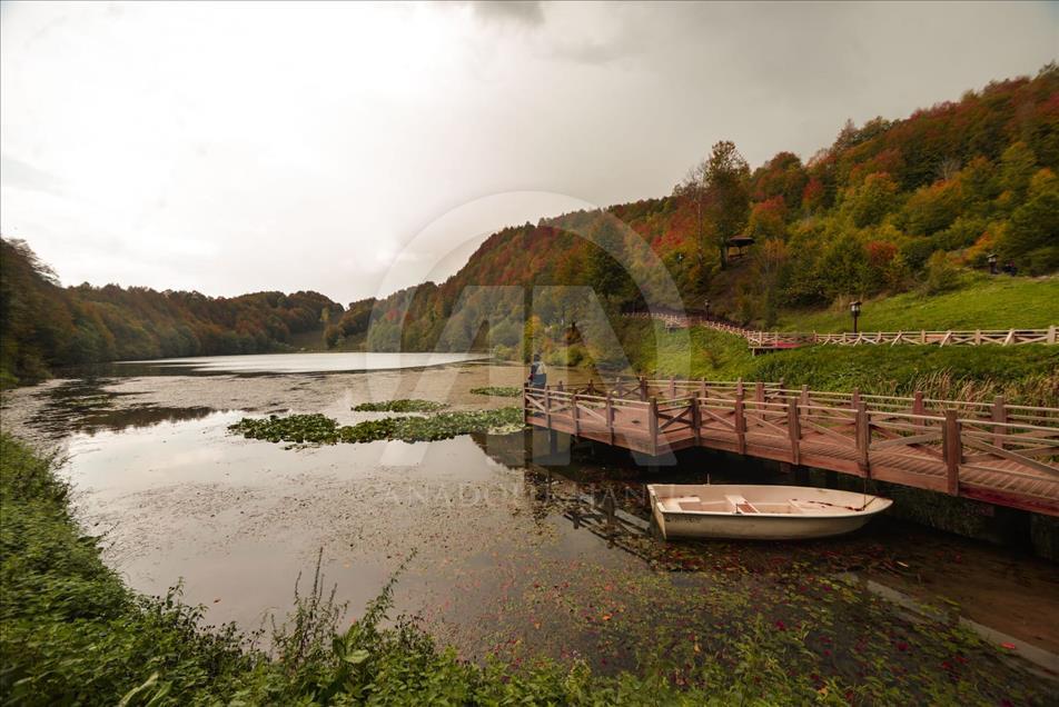 El lago turco Oulu Gul se transforma en el otoño