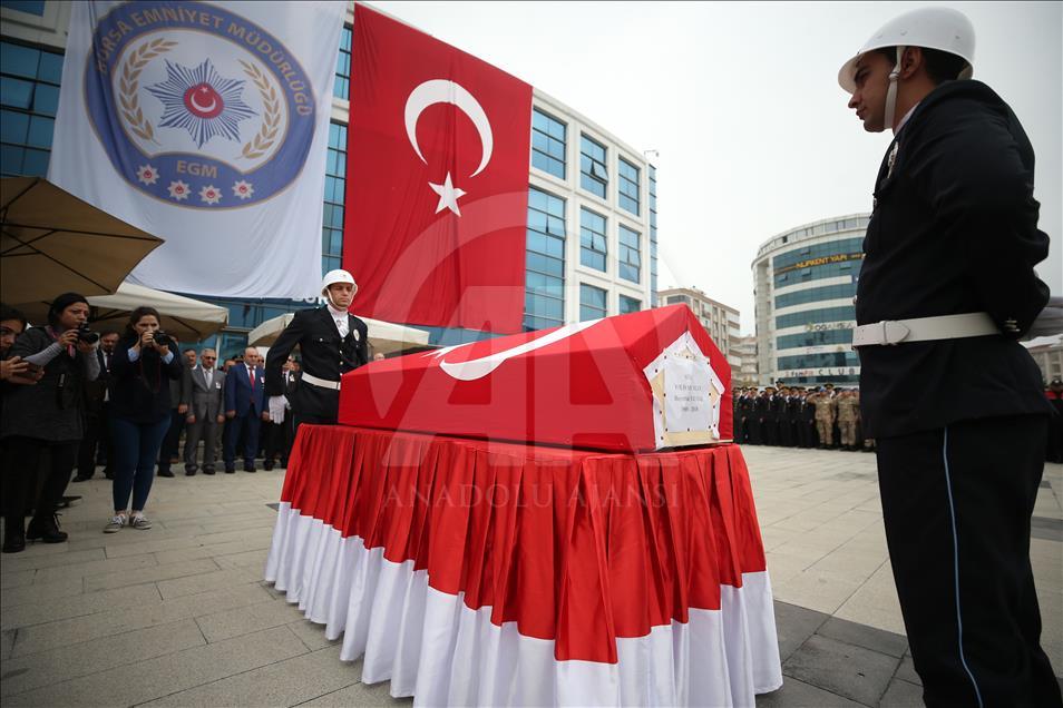 Bursa'da motosikletli polis timiyle taksinin çarpışması