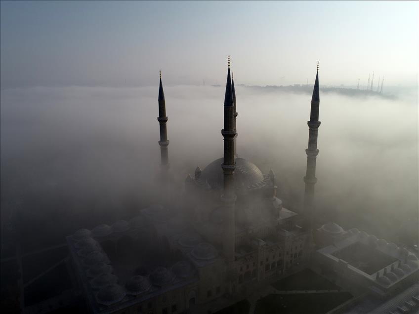 Selimiye Camisi'nin sis bulutu arasındaki görüntüsü büyüledi
