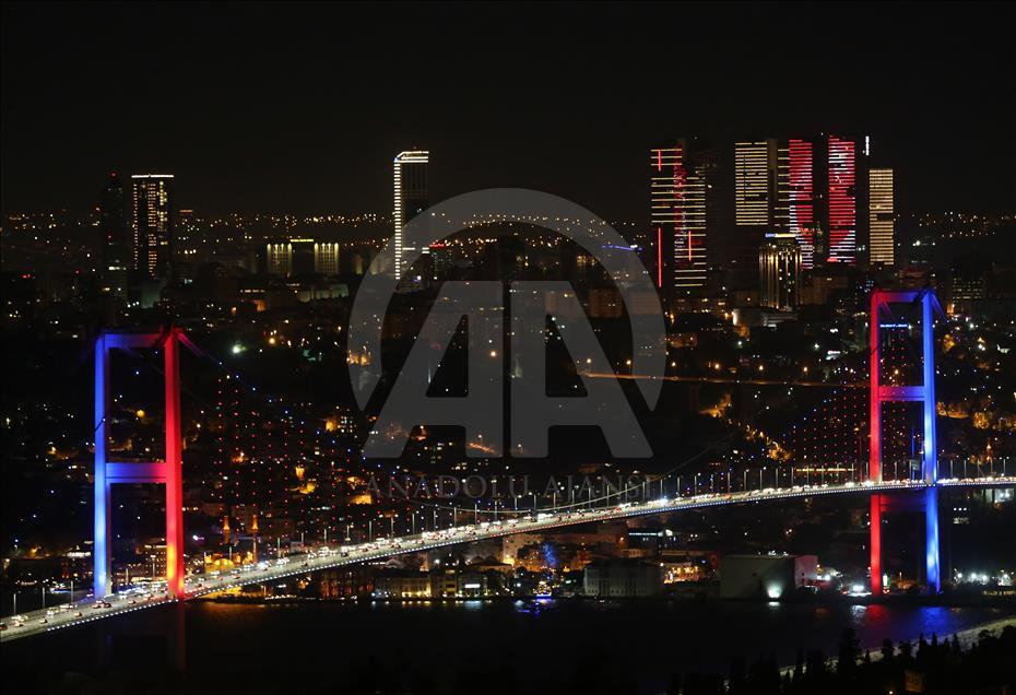 15 Temmuz Şehitler Köprüsü "renklendi"