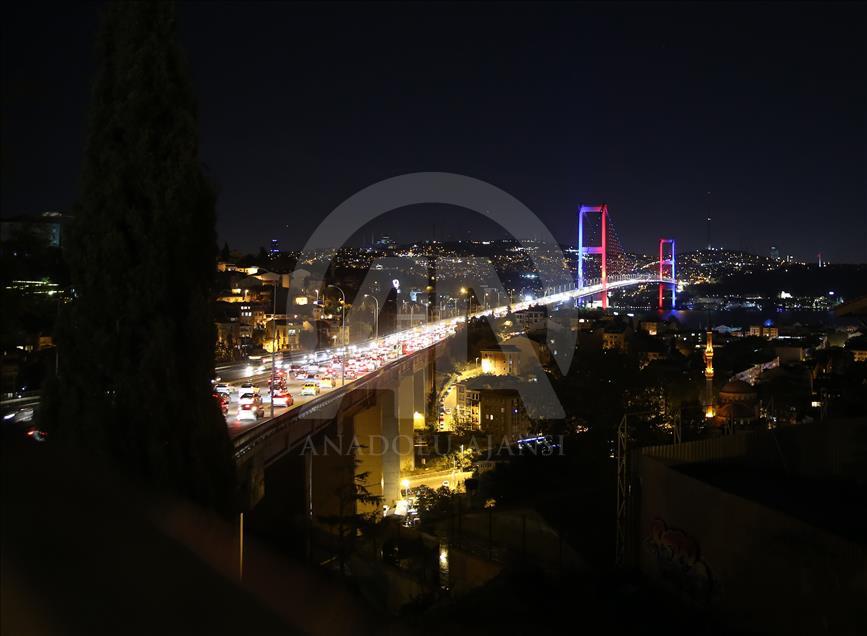 4 ülkenin bayrak renkleri 15 Temmuz Şehitler Köprüsü’ne yansıtıldı