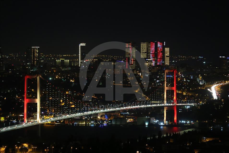15 Temmuz Şehitler Köprüsü "renklendi"