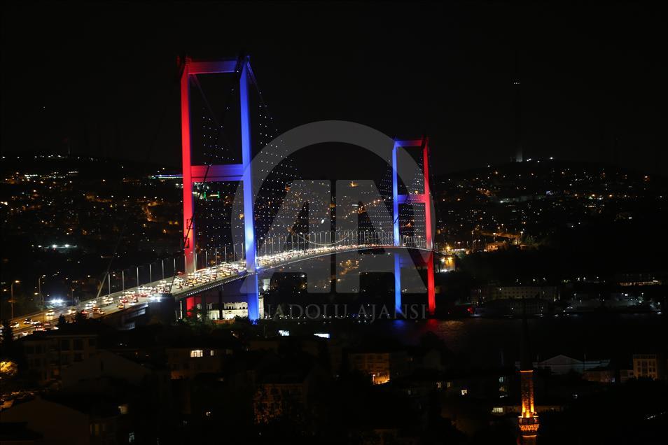 4 ülkenin bayrak renkleri 15 Temmuz Şehitler Köprüsü’ne yansıtıldı