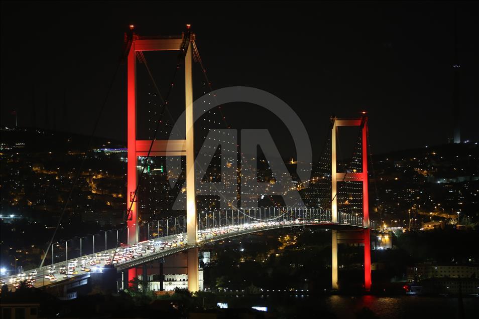 4 ülkenin bayrak renkleri 15 Temmuz Şehitler Köprüsü’ne yansıtıldı