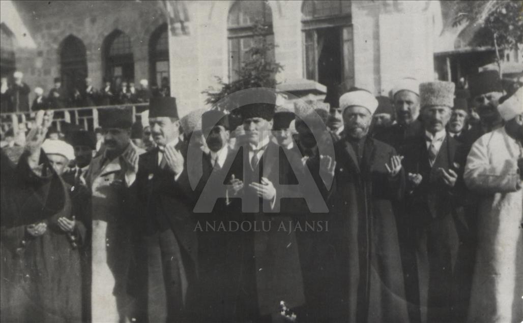 Turquie: Photos d'archives très peu connues d'Ataturk dévoilées par l'armée