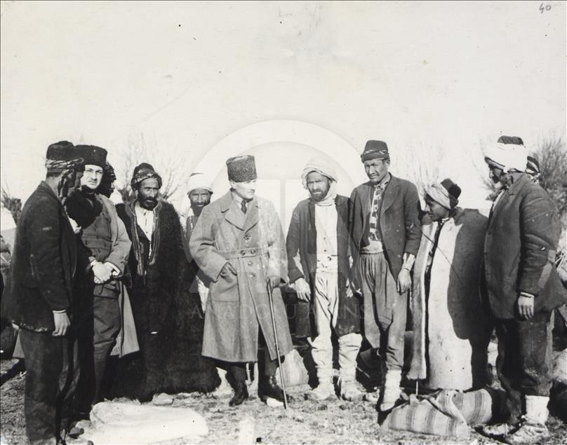 Turquie: Photos d'archives très peu connues d'Ataturk dévoilées par l'armée