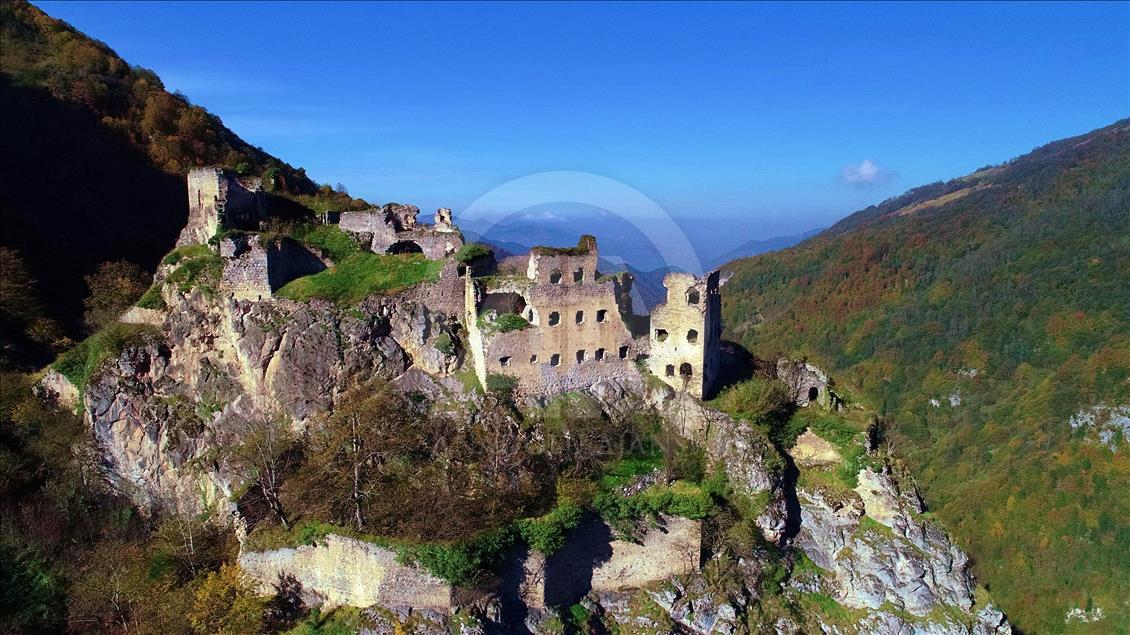 Vadinin zirvesindeki manastır: Kuştul