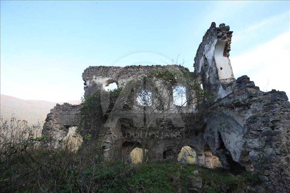 Vadinin zirvesindeki manastır: Kuştul