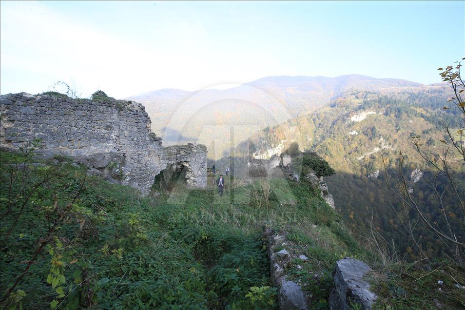 Vadinin zirvesindeki manastır: Kuştul