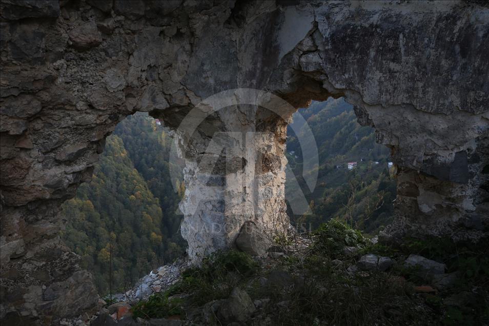 Vadinin zirvesindeki manastır: Kuştul