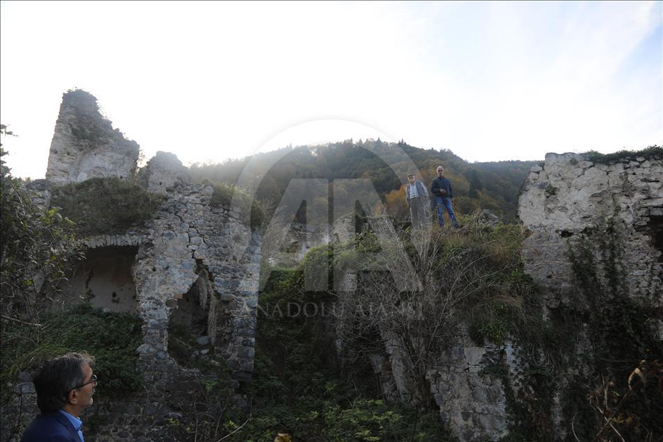 Vadinin zirvesindeki manastır: Kuştul
