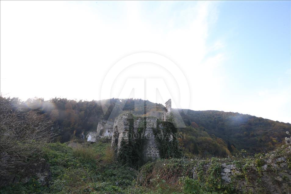 Vadinin zirvesindeki manastır: Kuştul