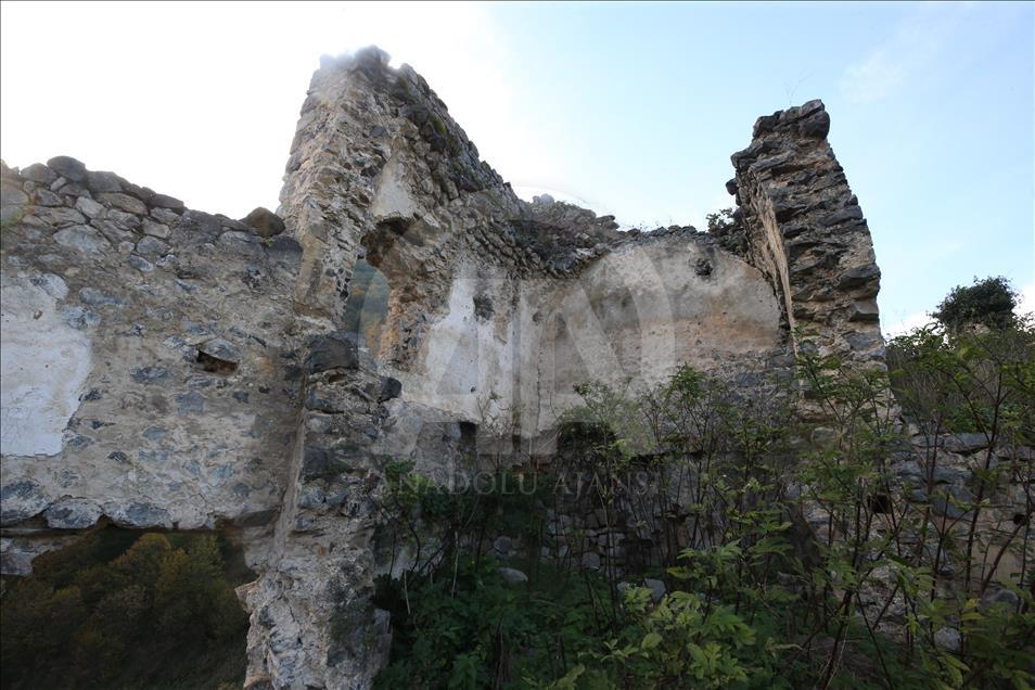 Vadinin zirvesindeki manastır: Kuştul