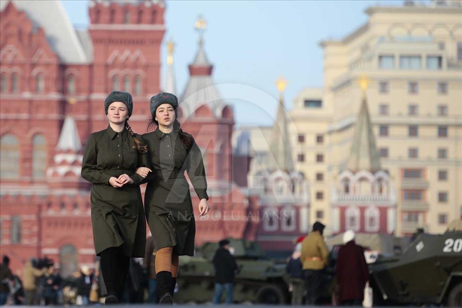 Ejército de Rusia recrea en Moscú el desfile de 1941 en la Plaza Roja