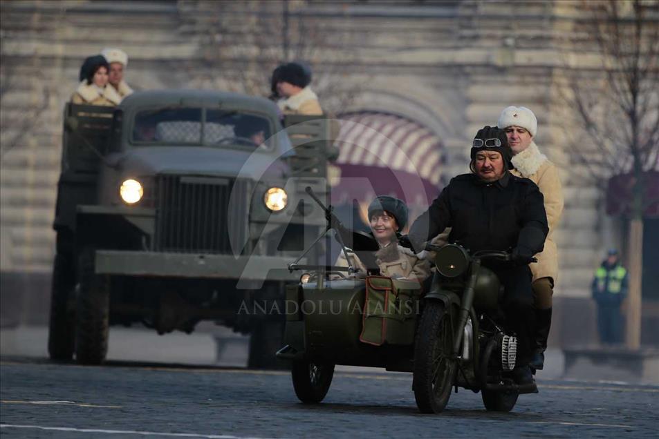 Ejército de Rusia recrea en Moscú el desfile de 1941 en la Plaza Roja