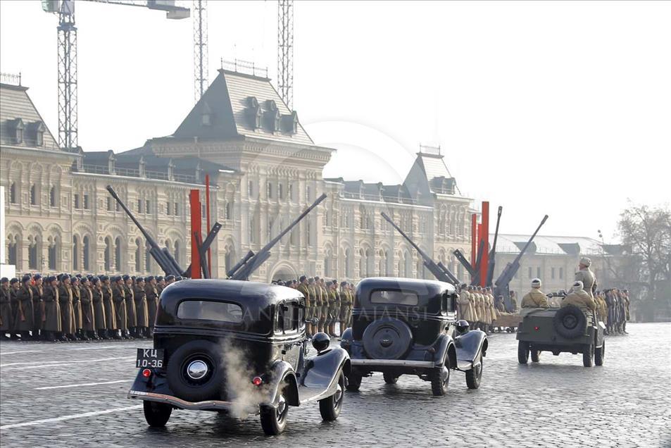 Ejército de Rusia recrea en Moscú el desfile de 1941 en la Plaza Roja