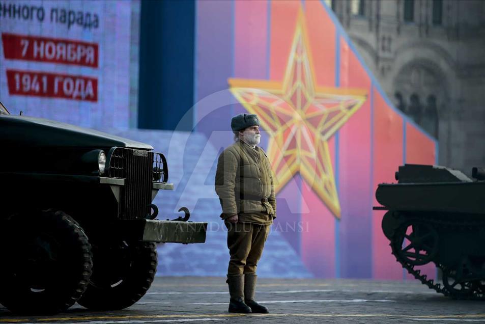 Ejército de Rusia recrea en Moscú el desfile de 1941 en la Plaza Roja