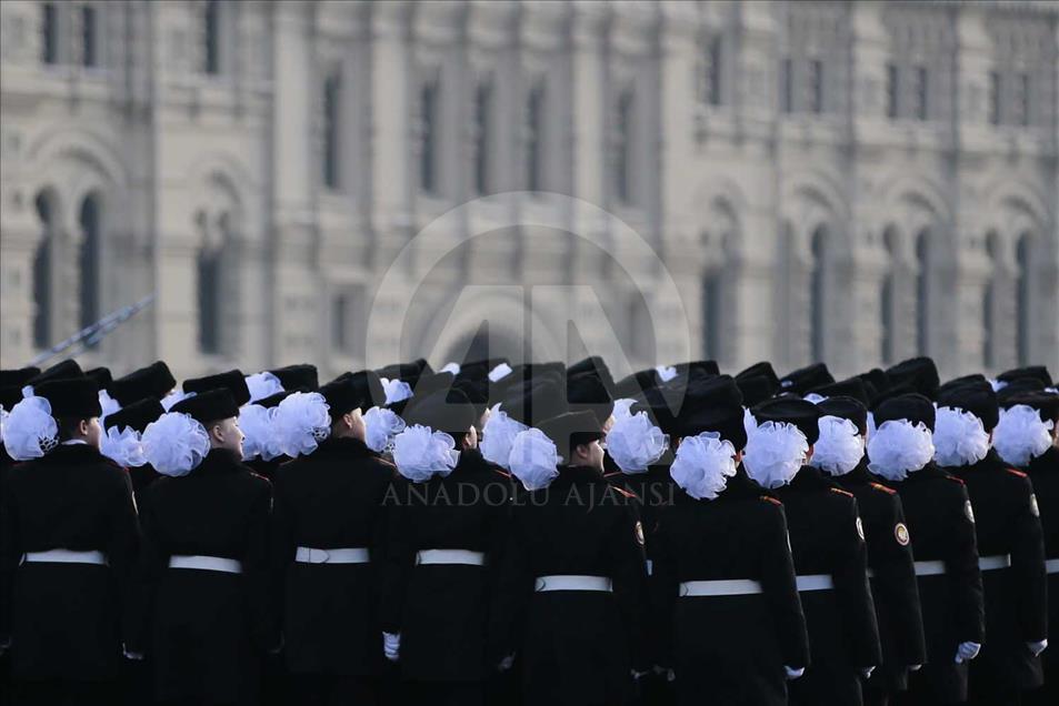 Ejército de Rusia recrea en Moscú el desfile de 1941 en la Plaza Roja
