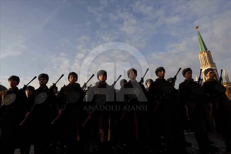 Ejército de Rusia recrea en Moscú el desfile de 1941 en la Plaza Roja