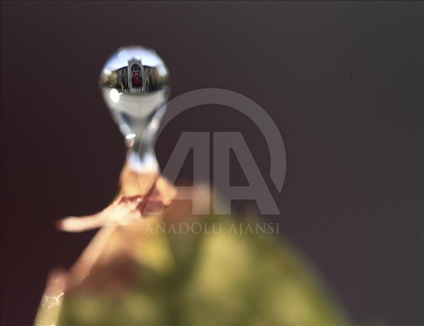 Landmark kota Ankara dari refleksi tetesan air