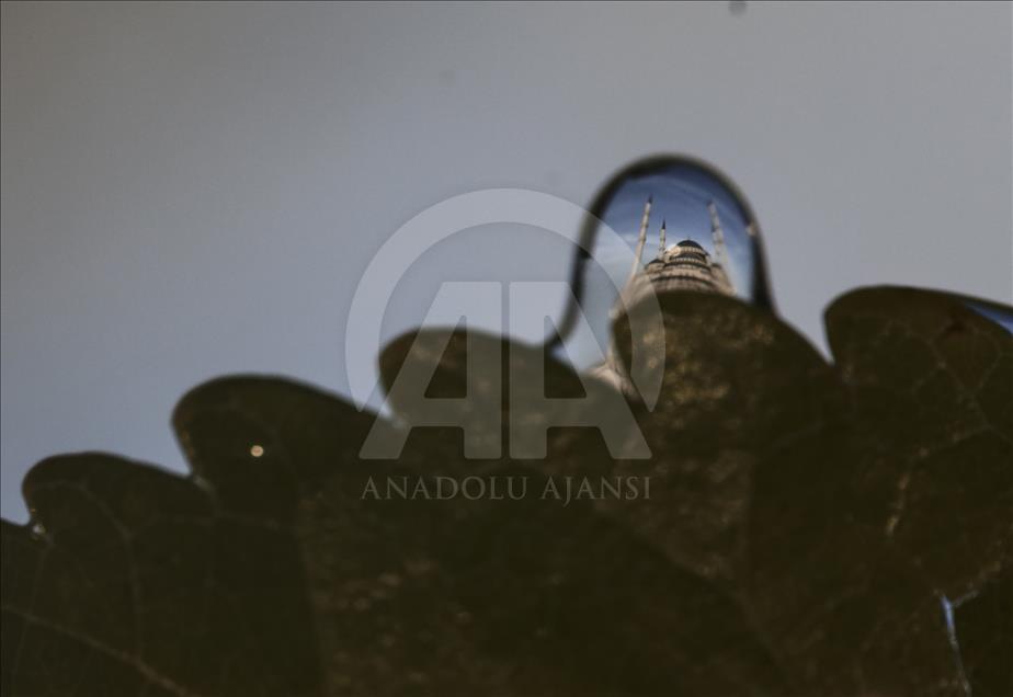 Landmark kota Ankara dari refleksi tetesan air
