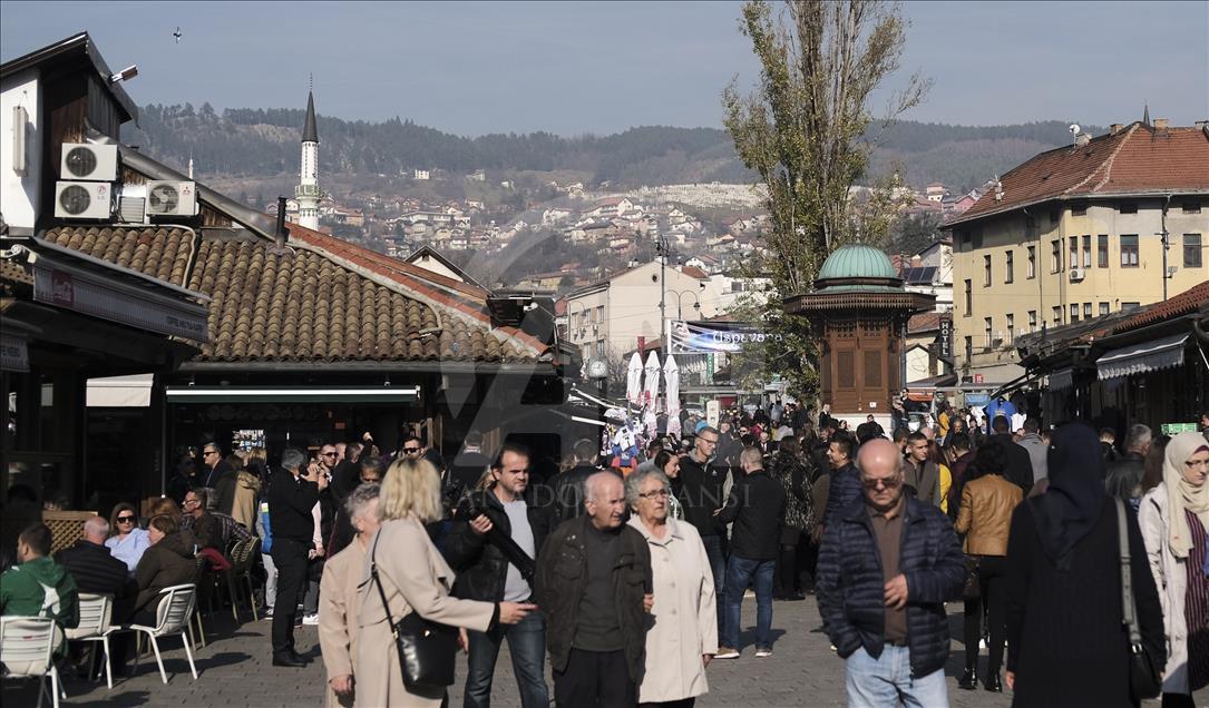 Divan jesenji dan: Novembarsko sunce i Sarajevo prepuno turista