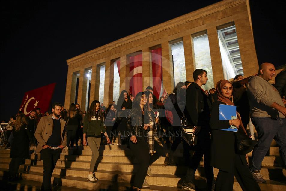Anıtkabir'e ziyaretçi akını