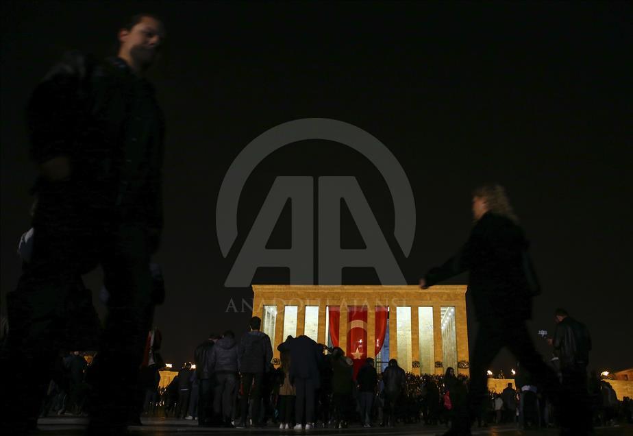 Anıtkabir'e ziyaretçi akını