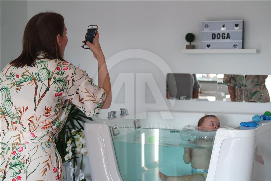 Bebeklerin "SPA ve masaj" keyfi