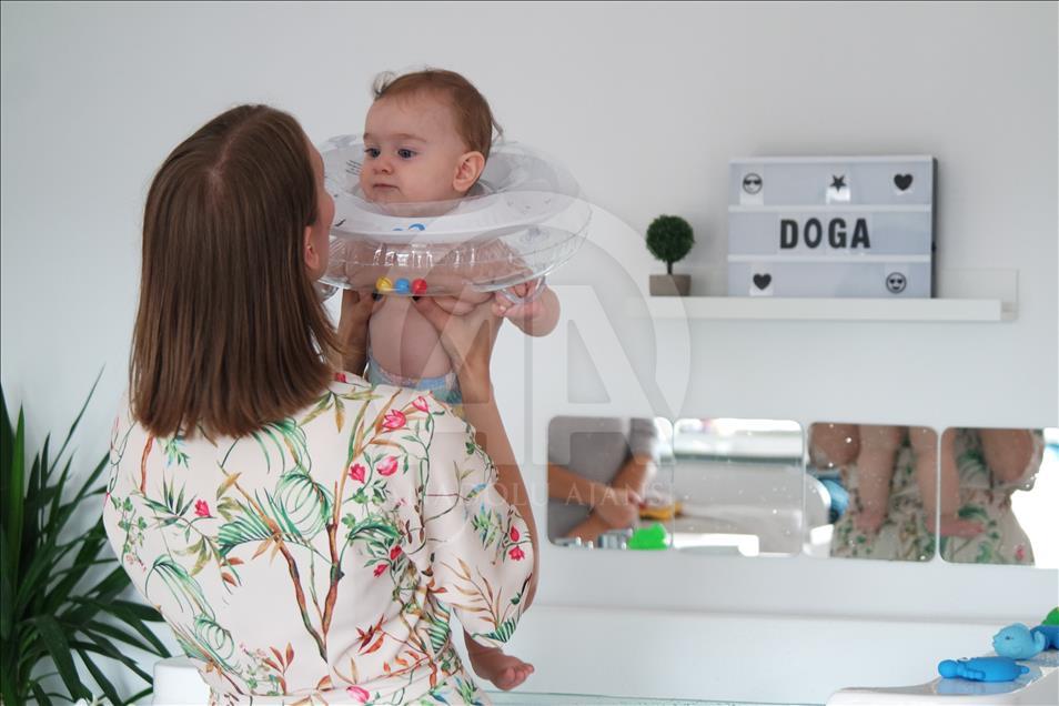 Bebeklerin "SPA ve masaj" keyfi
