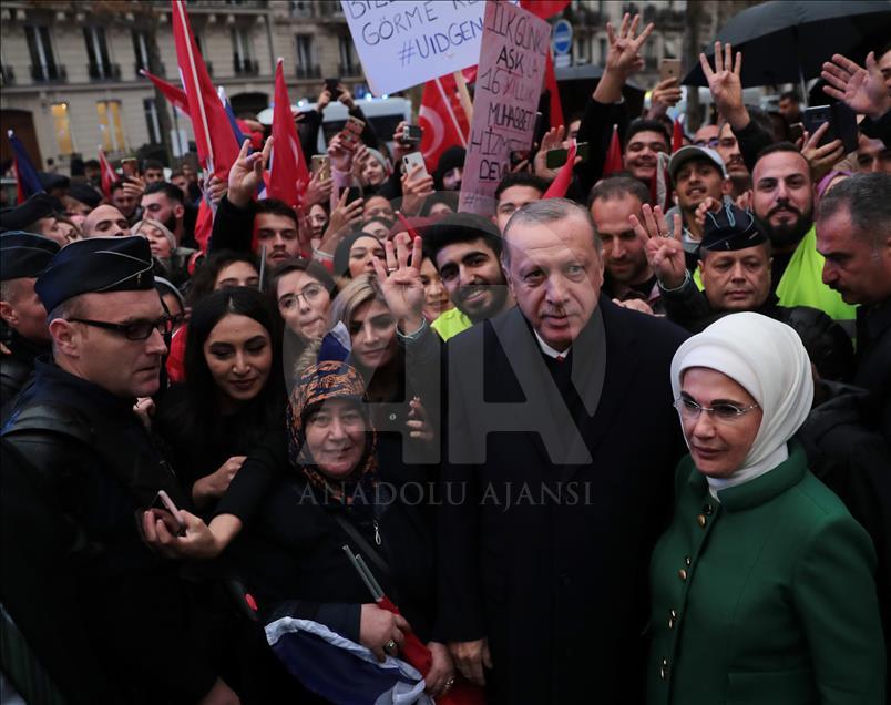 استقبال پرشور ترک‌های ساکن شهر پاریس از اردوغان