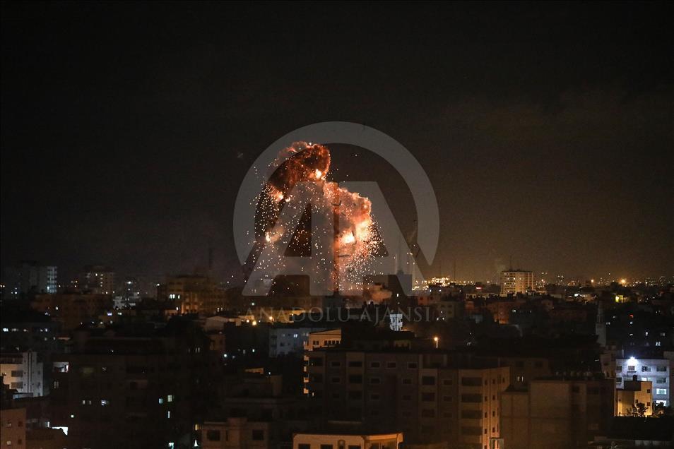 إسرائيل تدمر مقر فضائية الأقصى بغزة 