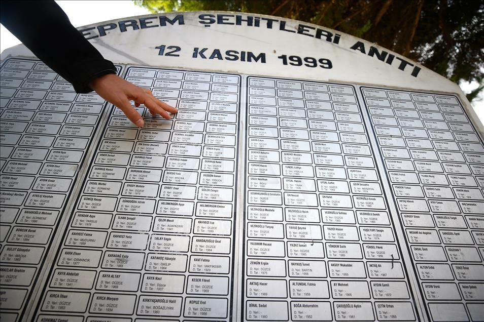 Deprem şehitleri mezarları başında anıldı
