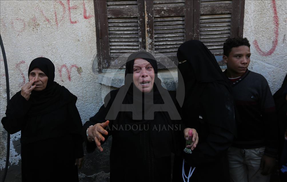 الفلسطينيون بغزة يشيعون شهداء الهجوم الإسرائيلي السبعة