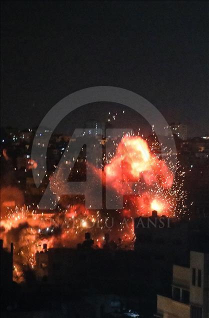 الطائرات الإسرائيلية تدمر بناية غرب مدينة غزة