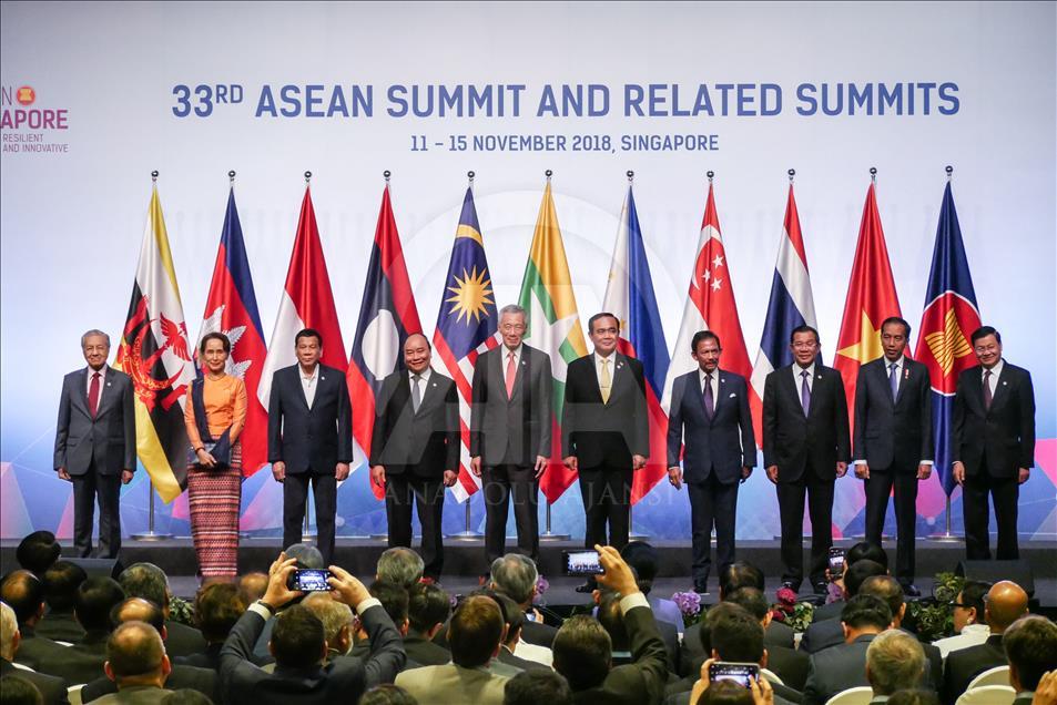 Upacara pembukaan KTT ASEAN ke-33