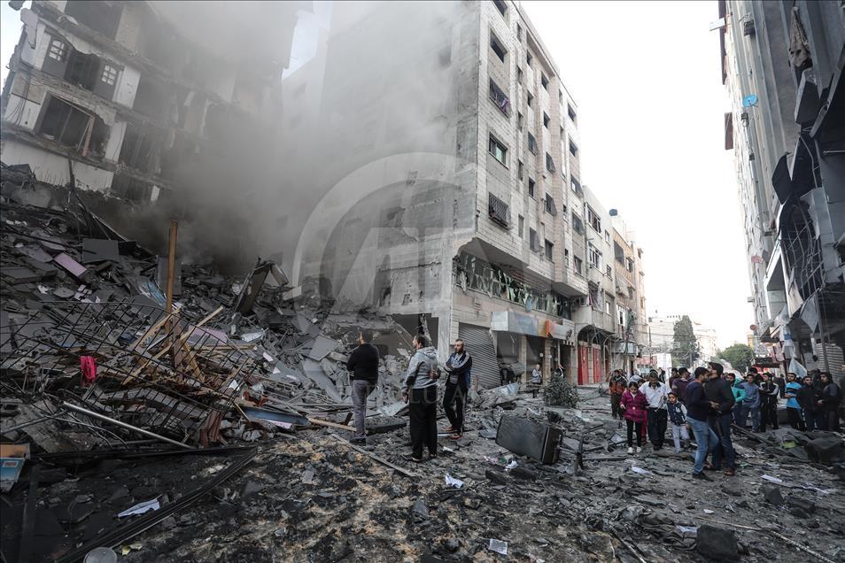 إسرائيل تدمر بناية سكنية من 7 طوابق غربي مدينة غزة