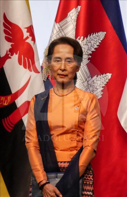 Upacara pembukaan KTT ASEAN ke-33