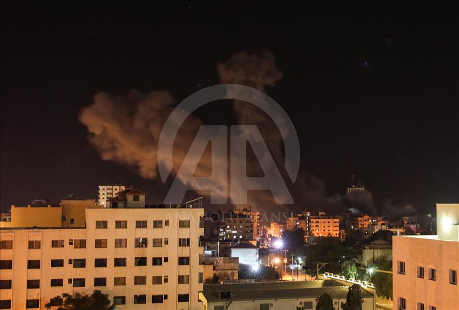 Число жертв авиаударов по Газе достигло 4 

