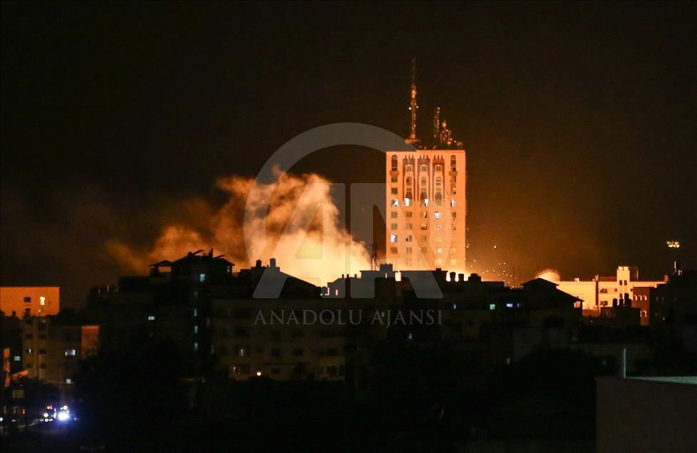 Число жертв авиаударов по Газе достигло 4 
