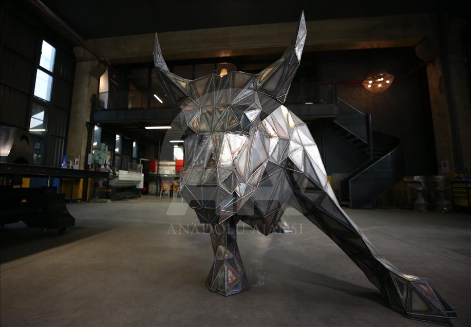 Artista turco crea estatua de un toro en metal para ayudar a discapacitados 
