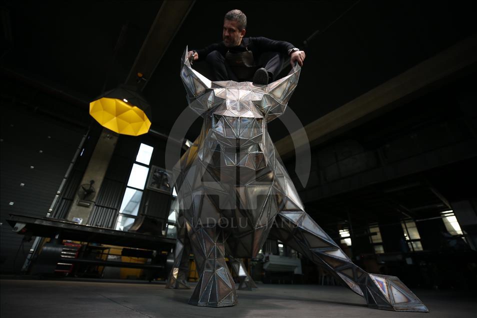 Artista turco crea estatua de un toro en metal para ayudar a discapacitados 