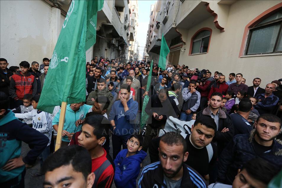 غزة.. مسيرة وتوزيع حلوى ابتهاجا باستقالة "ليبرمان"
