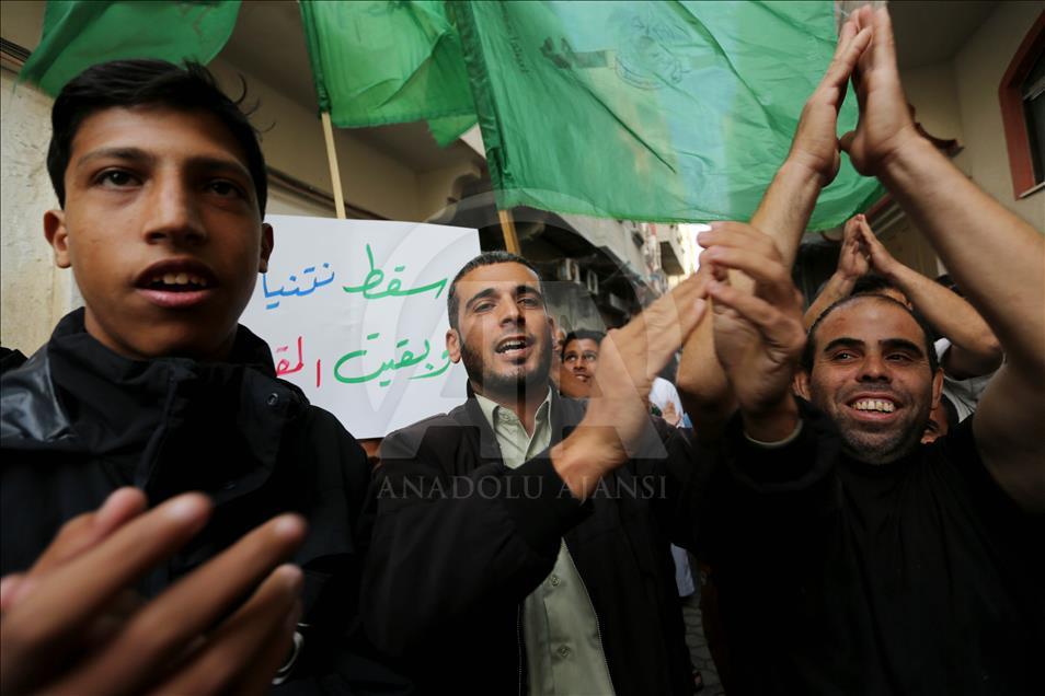 غزة.. مسيرة وتوزيع حلوى ابتهاجا باستقالة "ليبرمان"
