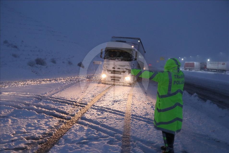 Erzincan'da kar yağışı ulaşımı olumsuz etkiledi